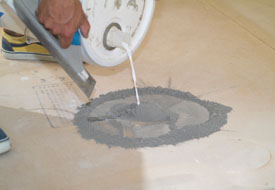 在地板上混合填料可以节省时间和清理麻烦。