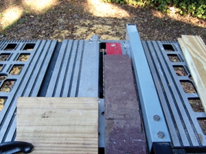 以其中一块旧板为基准，确定更换板的宽度。