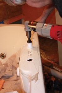 一个高质量的孔锯提供了一个精确的方式钻安装孔的主体浴缸。