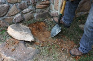 为了保持这排石头的顶部相对水平，我不得不挖一个沟渠，让一些石头稍微低于地面。将石头嵌入地下也增加了花园边界的稳定性。