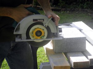 湿锯切割混凝土和砌块的效果最好，但偶尔也可以使用配备硬质合金刀片的手持圆锯进行切割。