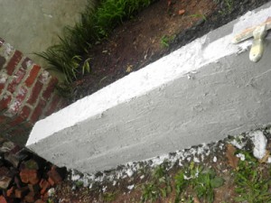 用刀片几乎平贴在墙面上涂抹表面水泥，以达到类似于灰泥的效果。