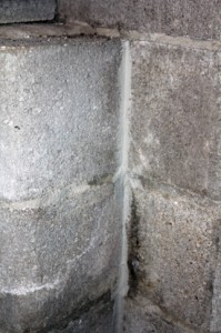 墙与墙与地板之间的接缝也可以用水力水泥修补。