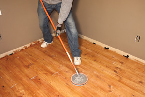 聚苯乙烯干后，磨砂地板之间的涂层，以促进更好的附着力下一层清漆。