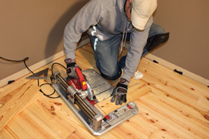 地板安装涉及到大量的切割。新的SKIL地板锯是轻便和紧凑的，可以很容易地携带到工作现场，同时为您提供能力，使撕裂，斜接和横切。