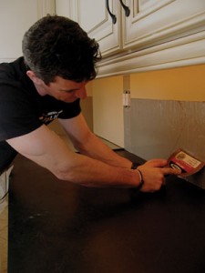 一旦安装，使Bondera和墙壁之间的最后连接抛光(擦拭)与6“石膏板刀。
