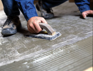 使用橡胶浮子压住整个垫子表面，使加热垫、砂浆和地板之间100%接触。