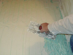 如果用薄型砂浆安装网孔，则用刮板或扁泥将该产品铺一层，直至加热电缆和导丝完全覆盖。允许薄型设定根据产品的说明。