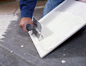 在薄型瓷砖背面涂上黄油可能有助于更好地粘附在砂浆床上。