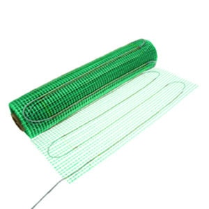 固体垫和网垫都是卷在地板上展开的。展示的产品是来自WarmlyYours的网眼垫。