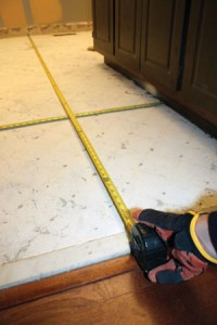 当铺设瓷砖地板时，将网格居中，以消除地板周边的小块瓷砖。