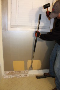 海德工具公司(Hyde Tools)的长柄瓷砖刮板是一种方便的工具，用于移除基础装饰瓷砖。