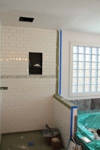 防水完成后，淋浴房就可以安装瓷砖了。