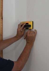 当安装一个钉板或任何壁挂式存储设备时，通过紧固到螺柱上，你总是能获得最大的保持力。