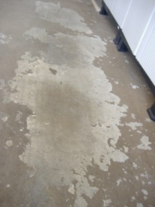 车库地板覆盖物可以保护地板，隐藏现有的损坏污渍和混凝土变色。
