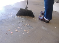 安装前要彻底清洁地板。