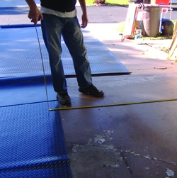 在切割地板覆盖物以适应周围障碍物时要仔细测量。