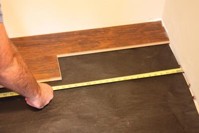 在行与行之间错开至少8英寸。专业安装人员通常使用从一个完成的行切割板开始下一行。