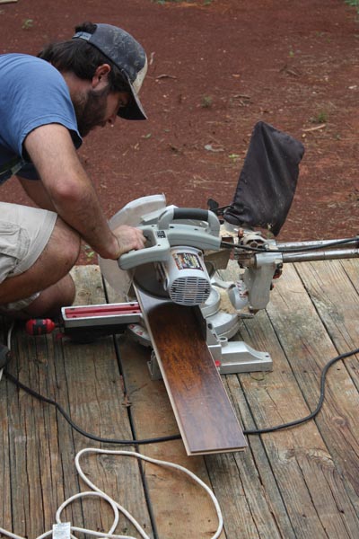 层压板很容易用手持环锯，斜锯，甚至手锯切割。然而，台锯是最好的工具，把板的宽度。