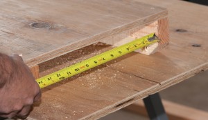 测量两个桌子支持和削减翼板之间的空间，将适合下面大约½“的空间。