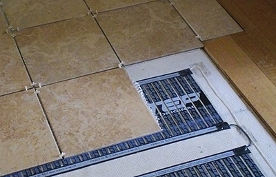 辐射热系统可以温暖冰冷的瓷砖地板。图片由STEP暖地板提供。
