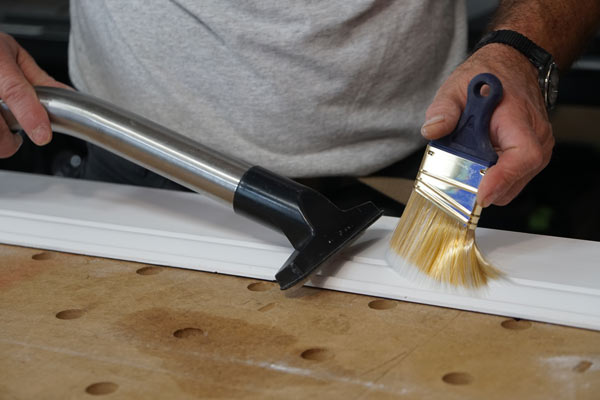 使用干漆刷和真空清洁表面，以帮助消除新油漆工作的刷子笔触