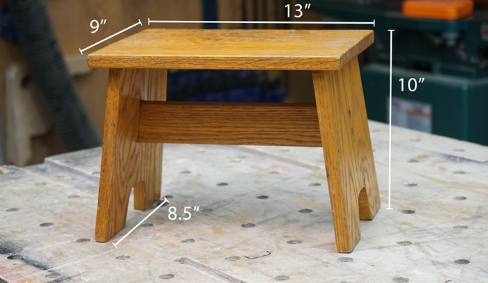 Diy步凳计划的测量显示:9”深，13”宽，10”高与锥形腿8.5”宽的基础