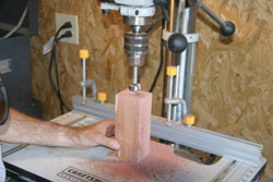 显示一个福斯特纳钻头在行动，因为它削减一块木头